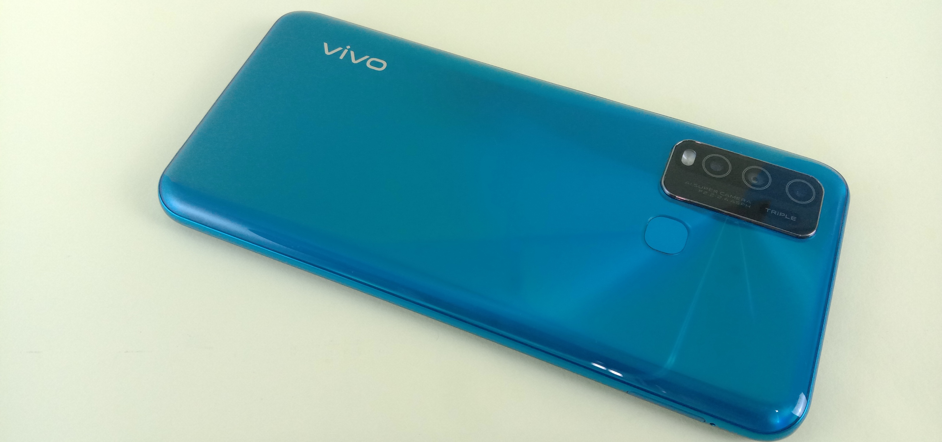 a close - up of the back of a blue vivo phone